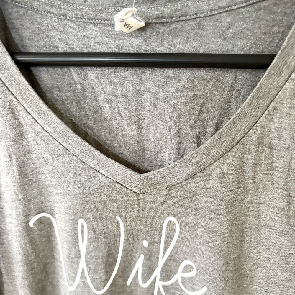 Chic Gray V-Neck Graphic Tee “Wife, Mom, Boss” - Picture 4 of 5